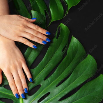 Pose de faux ongles avec "Décoration nail art"
