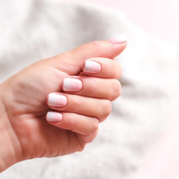 Pose de vernis semi-permanent "French manucure"