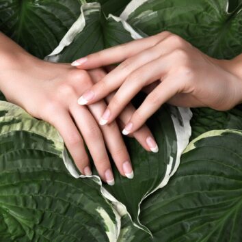 Pose de faux ongles avec "French"